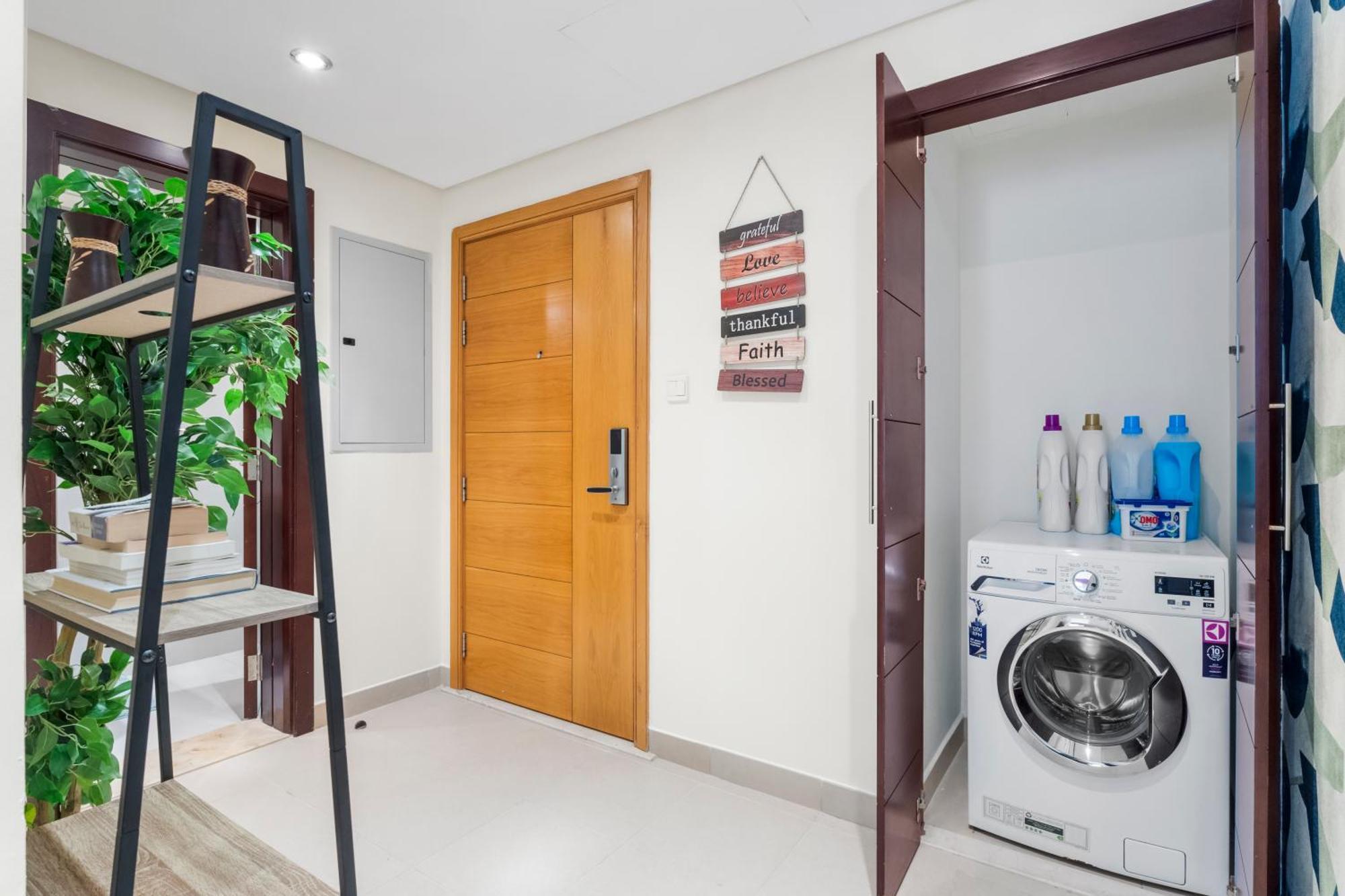 Stylish 1 Bedroom - Burj Khalifa View- 5mn Walk To Mall-apartment In Burj Views Tower * Dubai