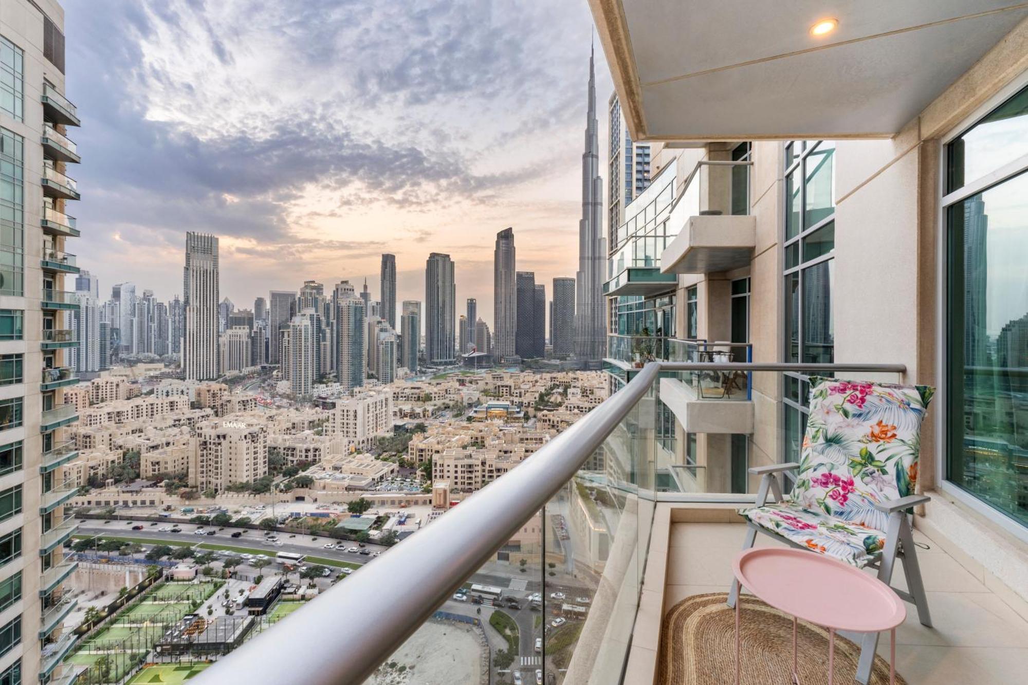 Stylish 1 Bedroom - Burj Khalifa View- 5mn Walk To Mall-apartment In Burj Views Tower Apartment *